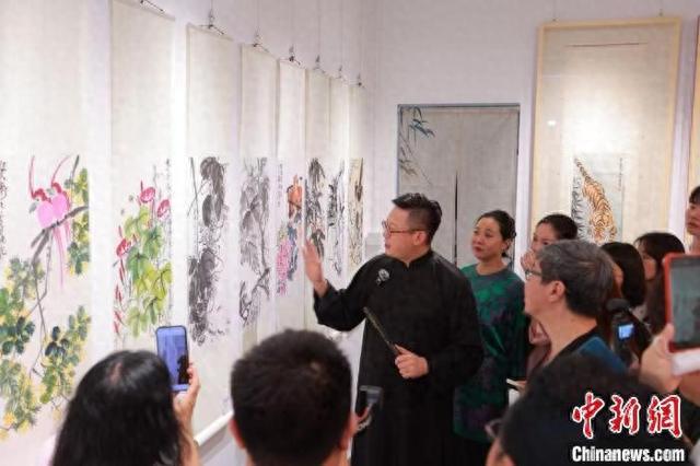 九游娱乐以“四世同堂”巧思展刘少白师生绘画作品