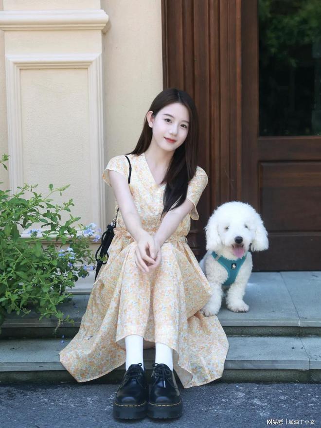 室外穿裙子拍照这些拍照姿势漂亮气质又清爽文艺甜美九游娱乐(图2)