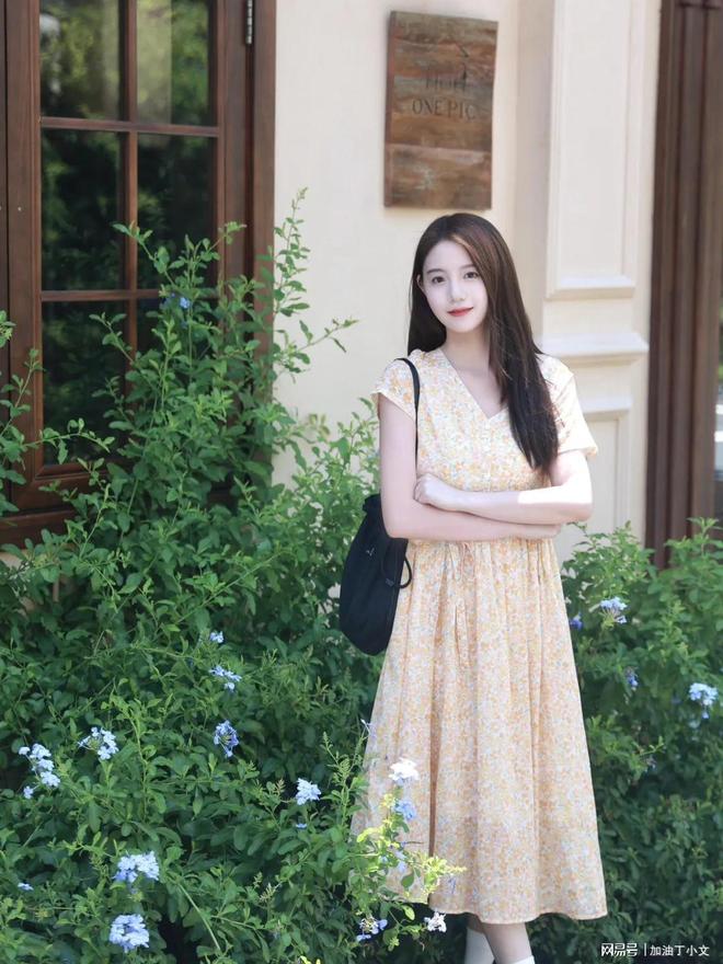室外穿裙子拍照这些拍照姿势漂亮气质又清爽文艺甜美九游娱乐(图3)