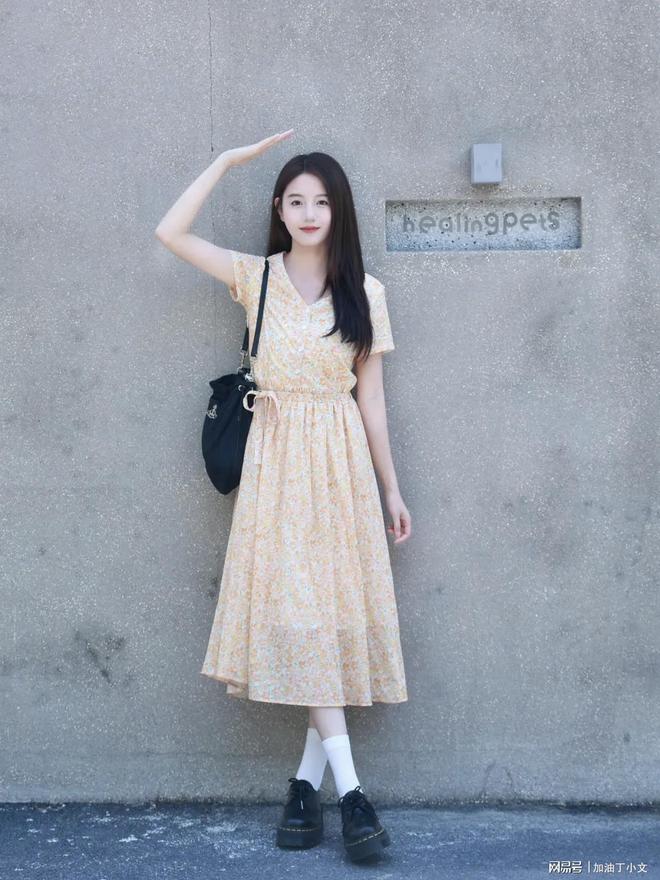 室外穿裙子拍照这些拍照姿势漂亮气质又清爽文艺甜美九游娱乐(图6)