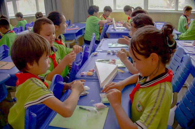 九游娱乐华南师大学子走进新疆疏附 开展科学小课堂(图2)