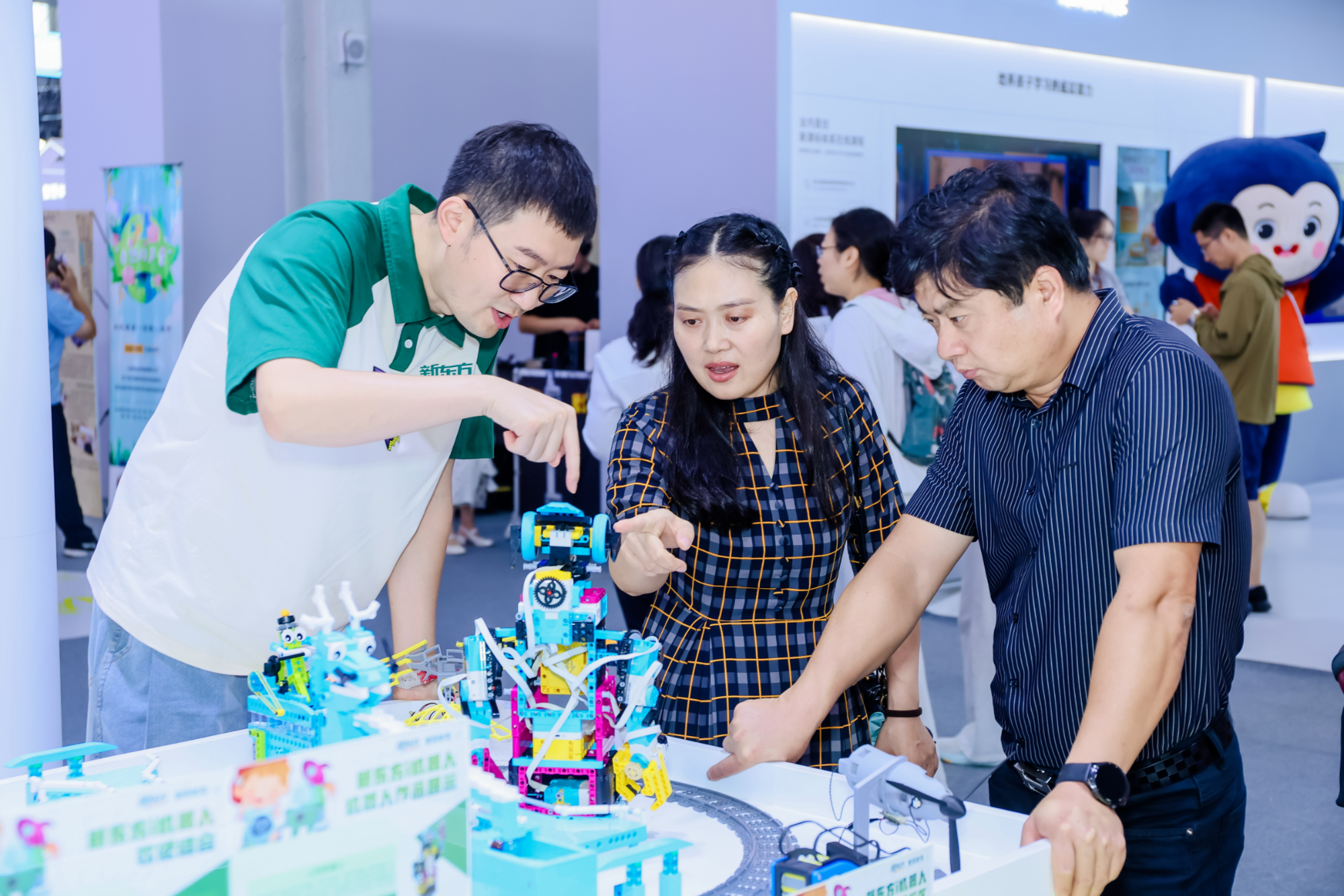 新东方亮相2025服贸会 创新成果展现九游娱乐教育生态新活力(图3)