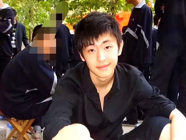 面相变了！封杀 3 年后邓伦近照流九游娱乐出昔日顶流只剩憔悴(图9)