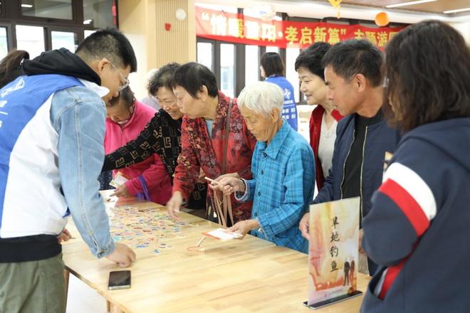 九游娱乐趣味游戏、健康咨询、手工制作200余位长者体验温馨游园会