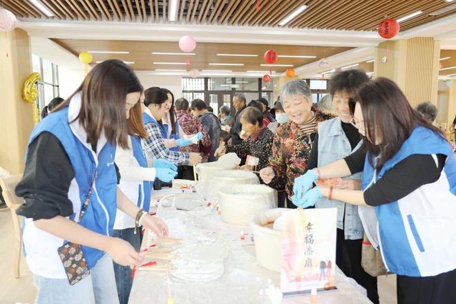 九游娱乐趣味游戏、健康咨询、手工制作200余位长者体验温馨游园会(图2)